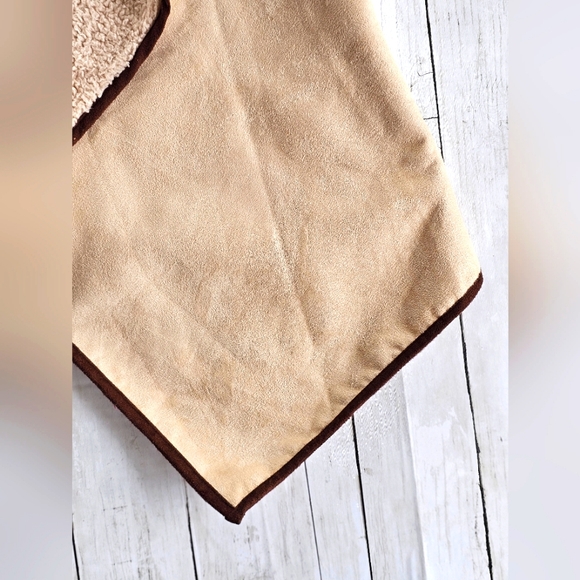 Gibson Latimer Fall Faux Suede & Sherpa Lined Tan/Cream Asymmetrical Flowy Vest - Picture 3 of 16